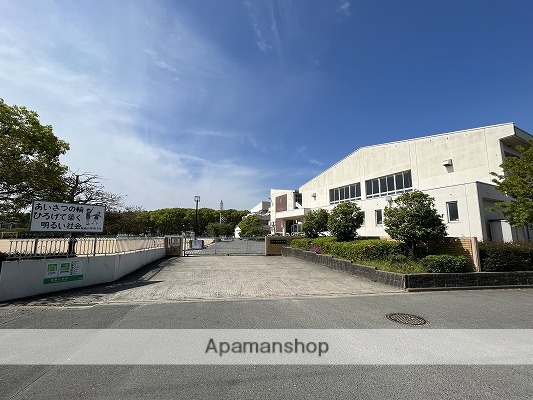 小学校　城西小学校（小学校）まで819m