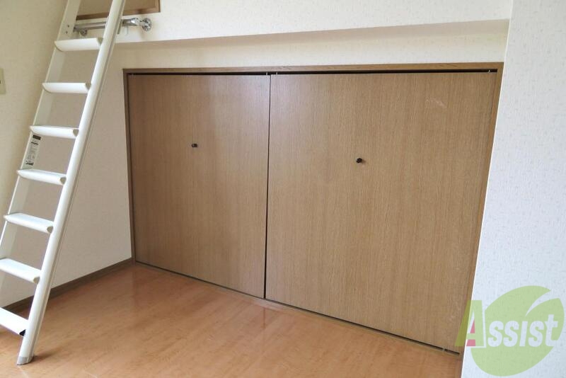 収納　低めのロフトの下は大きめの収納スペース、便利ですね