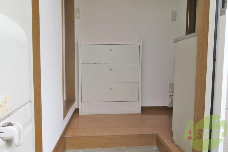 玄関　玄関を入ると左手がお風呂、右手にキッチンやトイレなどです