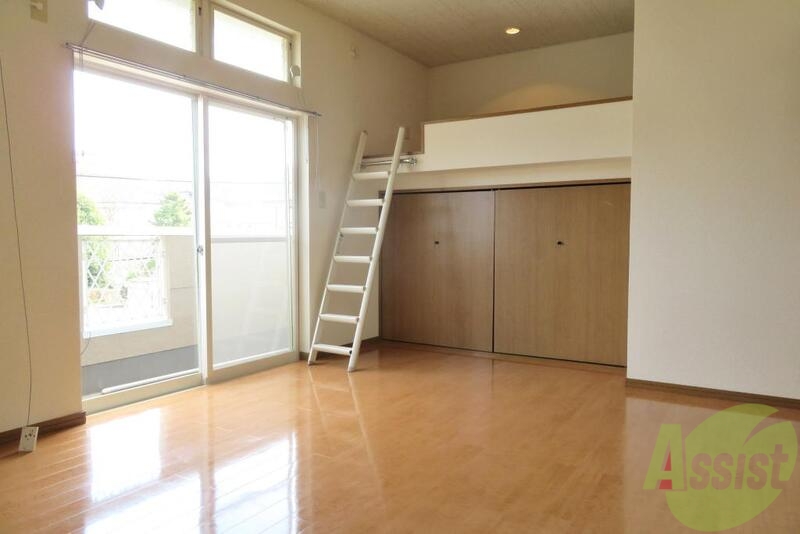 居室・リビング　陽当たり良好なロフト付きの広々したお部屋です