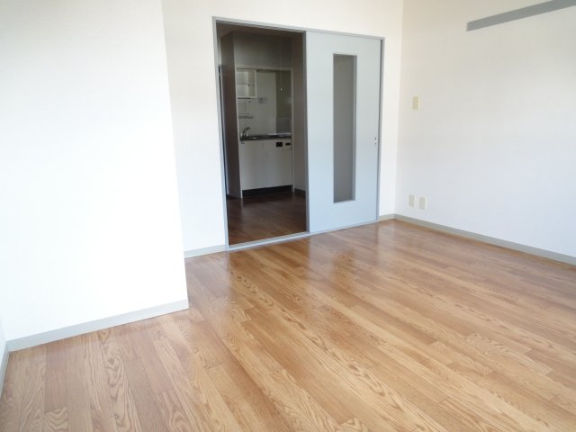 居室・リビング　同物件別室