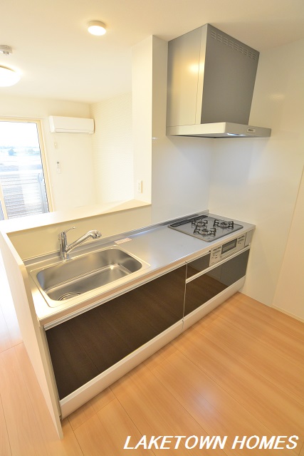 キッチン　グリル付３口コンロのシステムキッチンです。