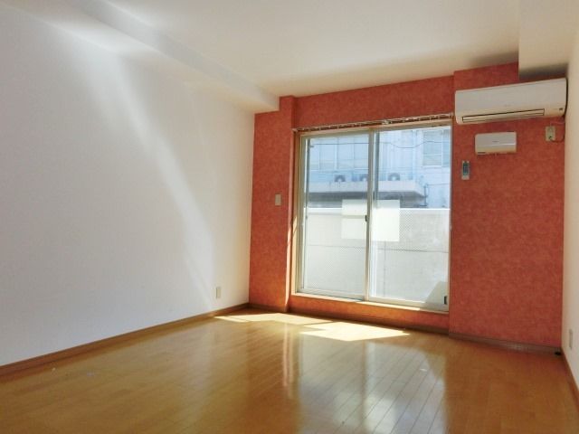 居室・リビング　フローリング張りで明るい洋室