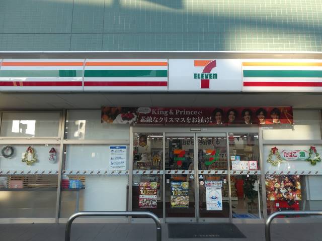 コンビニ　セブンイレブン（コンビニ）まで827m