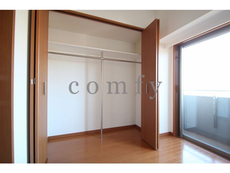 収納　壁一面の大型クローゼット