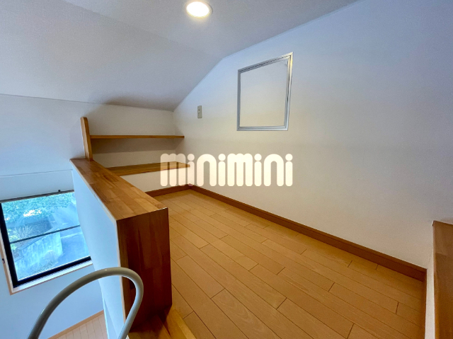 その他部屋・スペース　ロフトには棚があって便利ですね。