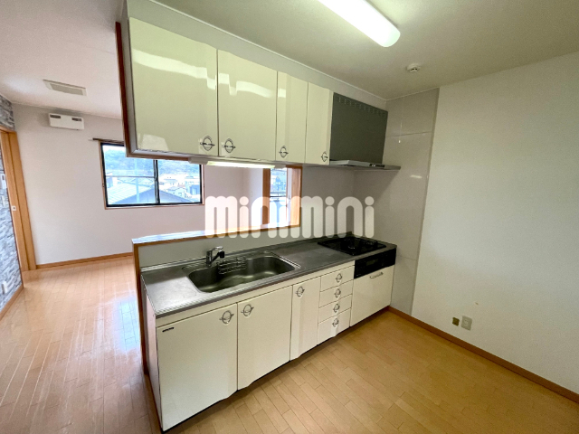 キッチン　システムキッチンで収納も充実です。