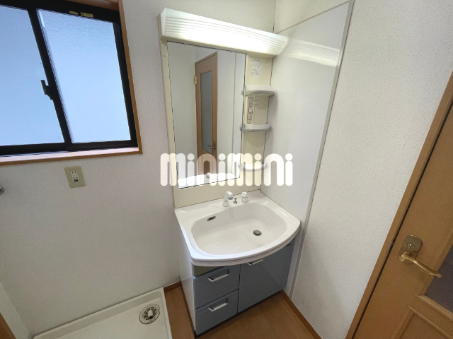 洗面設備　洗髪洗面化粧台があるので朝の身支度に便利。