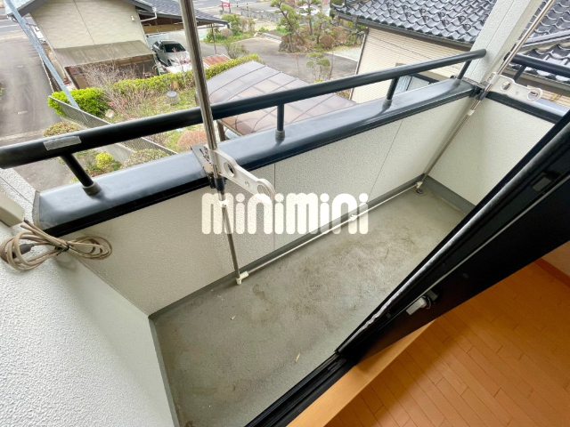 バルコニー　日が当たり洗濯物も干し易いですよ。