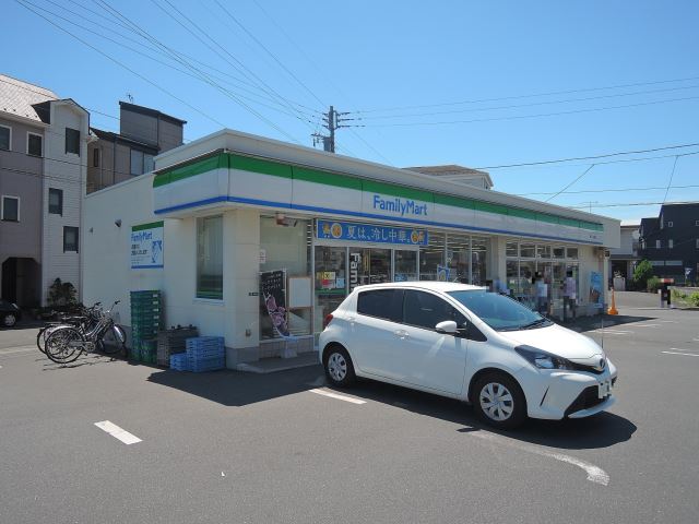 コンビニ　ファミリーマート（コンビニ）まで110m