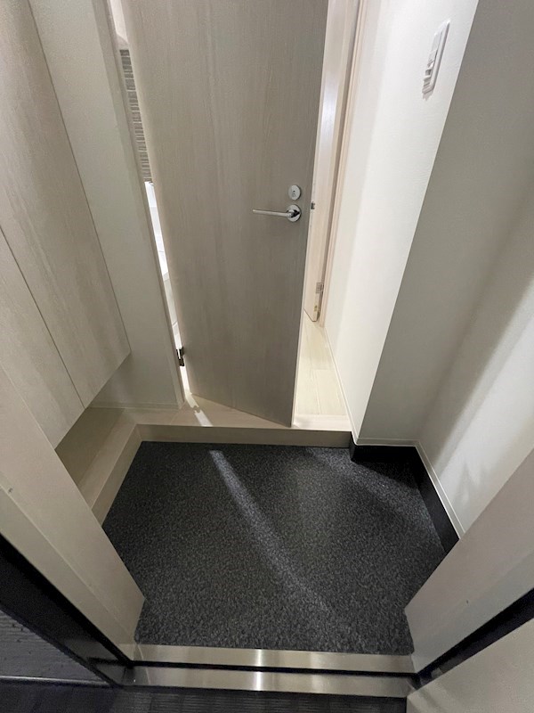 玄関　※同物件別部屋参考写真