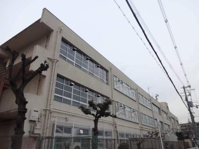 小学校　荒川小学校（小学校）まで693m