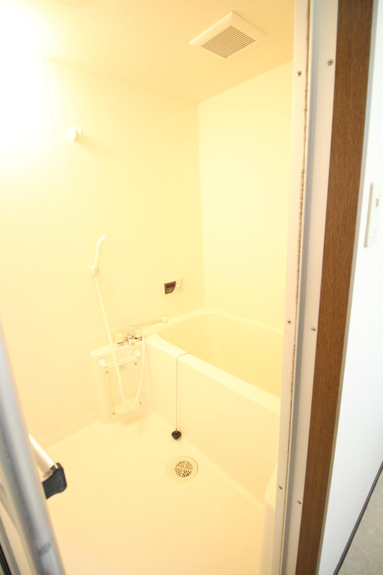 バス・シャワールーム　同じ建物の違うお部屋の写真です。現況を優先します。