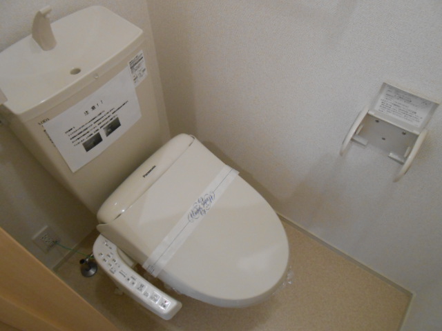 トイレ　温水洗浄便座完備・小物収納棚有り