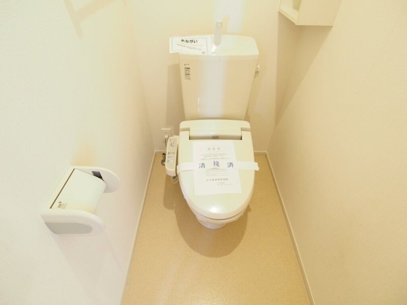 トイレ　温水洗浄便座付きで快適です。