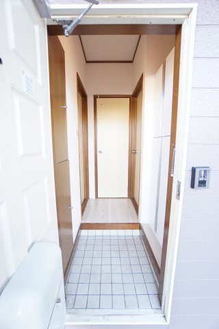 玄関　※同物件・反転タイプの写真です。