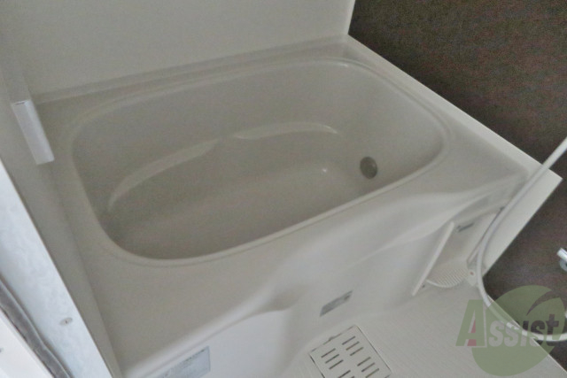 バス・シャワールーム　こちらのお風呂で、一日の疲れを癒してください。