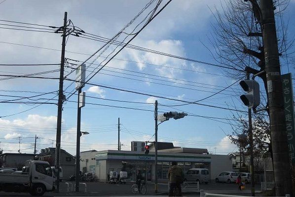 コンビニ　ファミリーマート（コンビニ）まで1200m