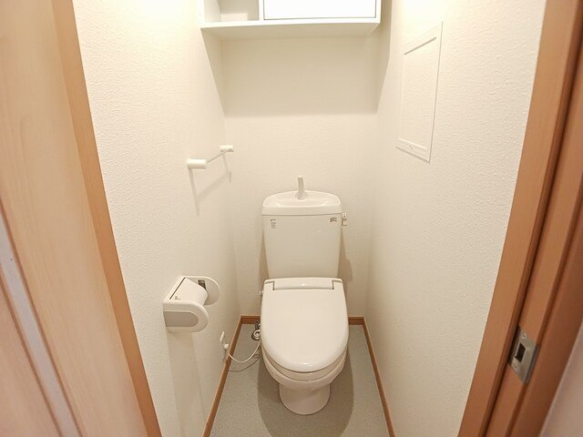 トイレ　落ち着いた色調のトイレです