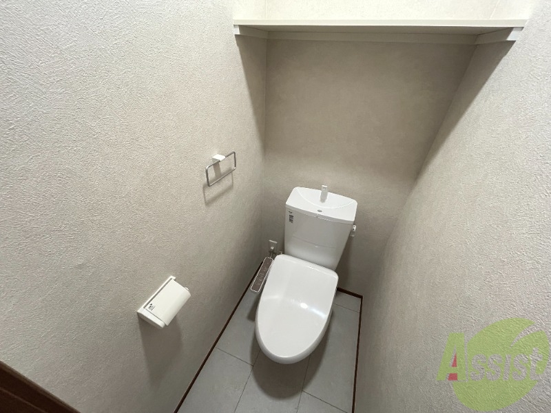 トイレ　トイレは温水洗浄便座です。シンプルな雰囲気になっています。