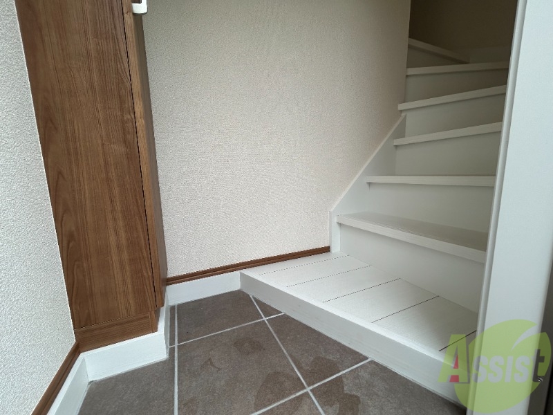 玄関　こちらは玄関のお写真です。広々としていて靴の着脱に便利です