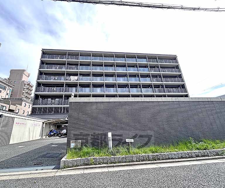 京都市南区西九条蔵王町のマンションの建物外観