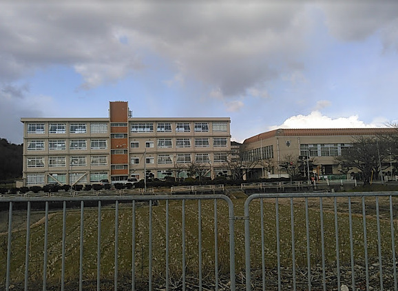 中学校　加古川市立両荘中学校（中学校）まで1935m