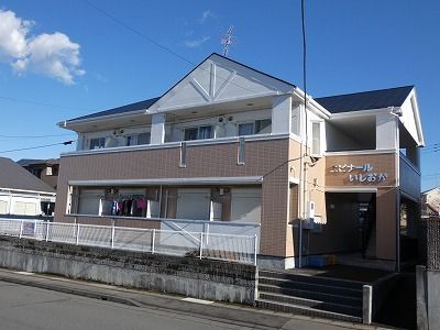 石岡市石岡のアパートの建物外観