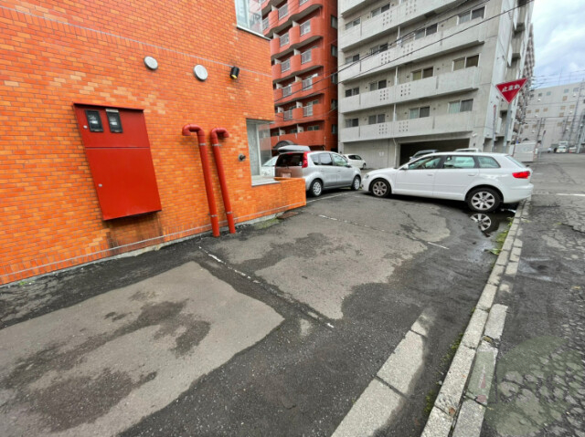 【札幌市中央区南五条西のマンションの駐車場】