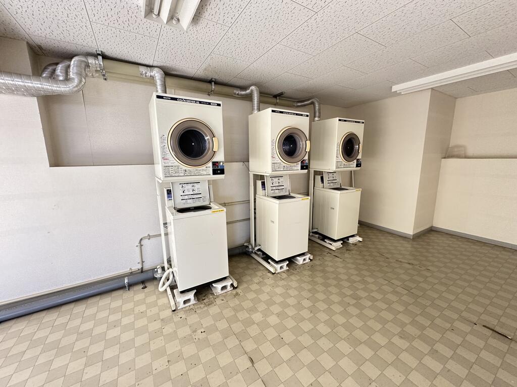 その他　共用部にコインランドリーあります。