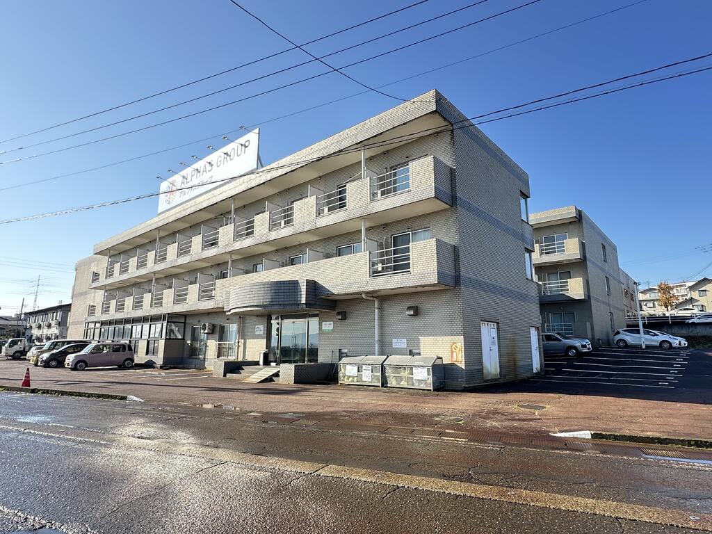 建物外観　鉄筋コンクリート造3階建て