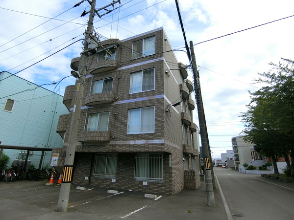 札幌市白石区栄通のマンションの建物外観