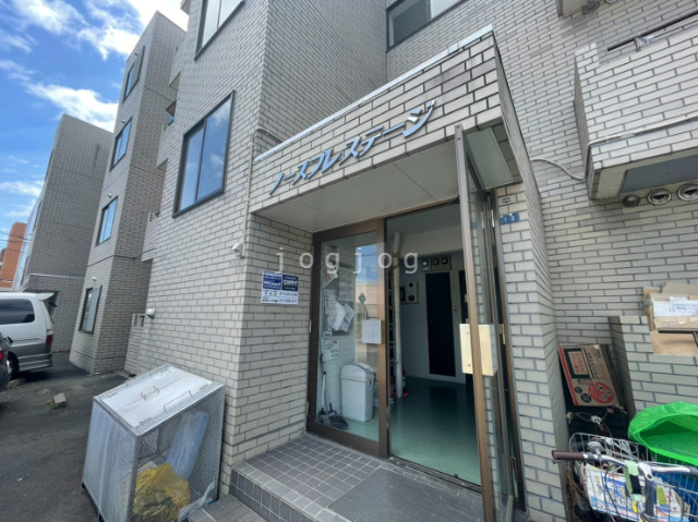 【札幌市中央区南二十四条西のマンションのエントランス】