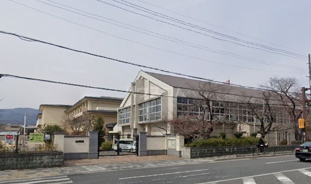 【長岡京市神足のマンションの小学校】