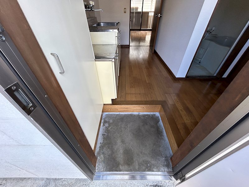 玄関　※写真は102号室です