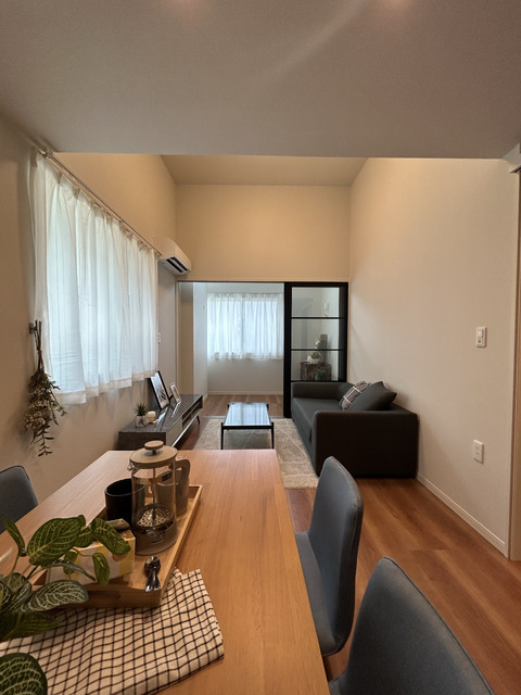 居室・リビング　モデルルーム参考写真。家具家電等は設備ではありません