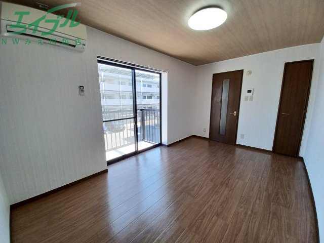 居室・リビング　同物件別室の画像です