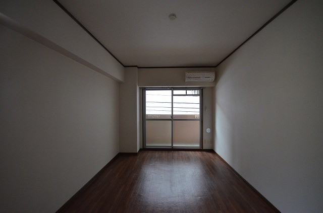 居室・リビング　写真は別号室のものです。