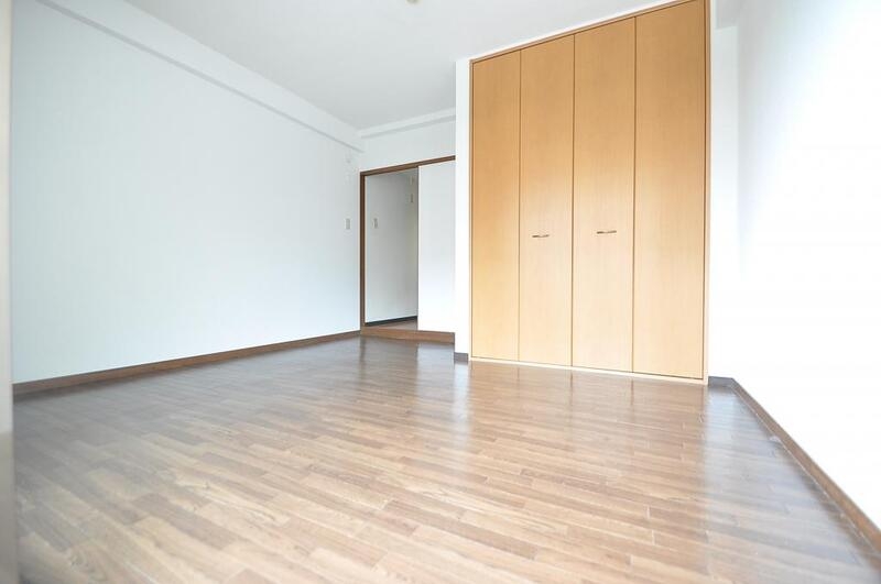 居室・リビング　内装は落ち着いた色合いで、くつろげる空間になりそうですね。