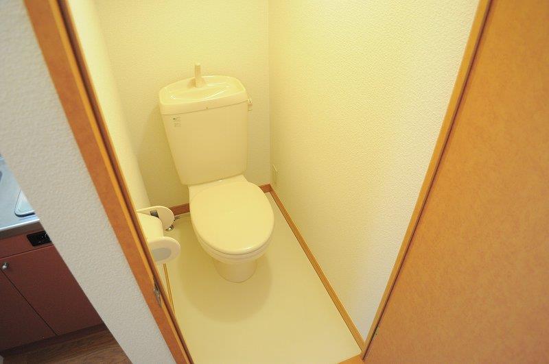 トイレ　快適な広さ有り