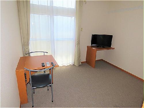 居室・リビング　カーテンやテーブル、テレビも備え付けです