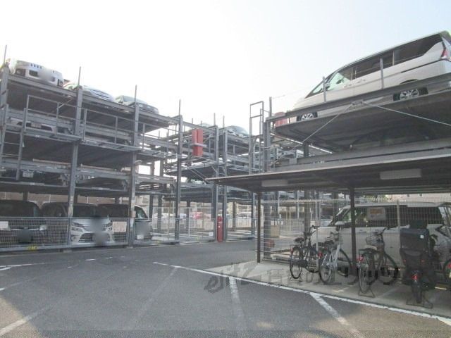 【セレッソコート高槻上本町の駐車場】