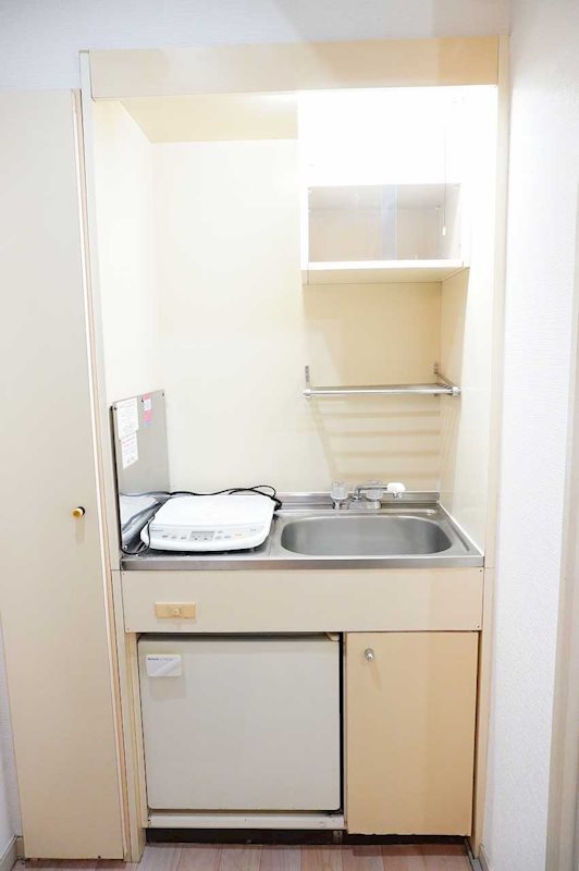 キッチン　ＩＨクッキングヒーター・冷蔵庫付きのキッチン