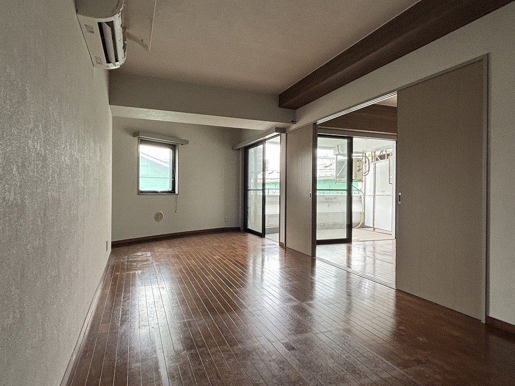 居室・リビング　角部屋・開口部が多く陽当り良好のリビング。エアコン完備