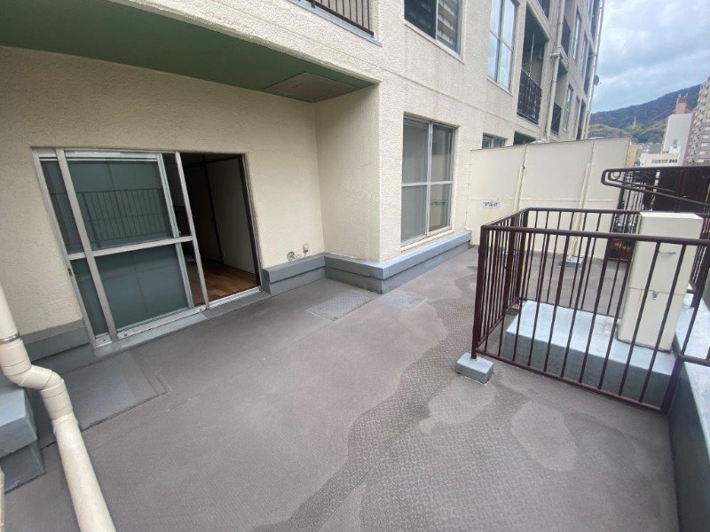 バルコニー　バルコニーは広々ルーフバルコニー