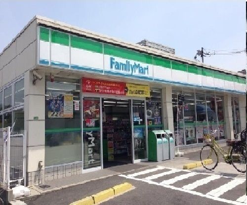 コンビニ　ファミリーマート（コンビニ）まで550m
