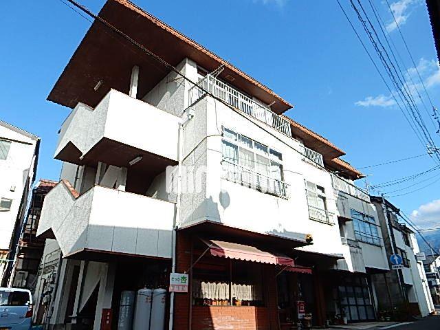 建物外観　街中にある３階建ての物件です。