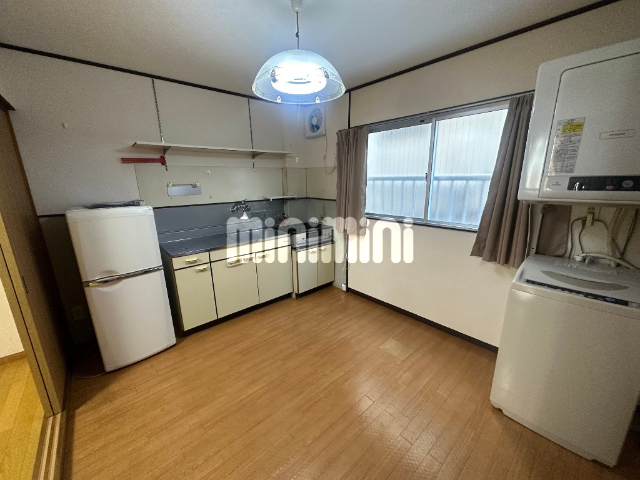 キッチン　ガスコンロ、冷蔵庫付き