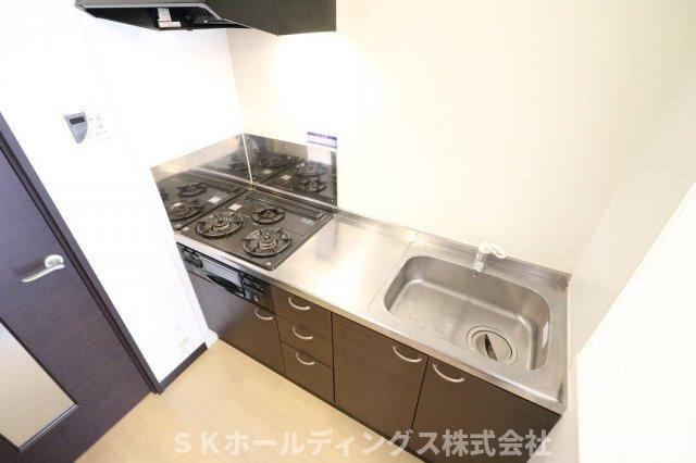 キッチン　３口ガスコンロ＋グリル付システムキッチンを完備