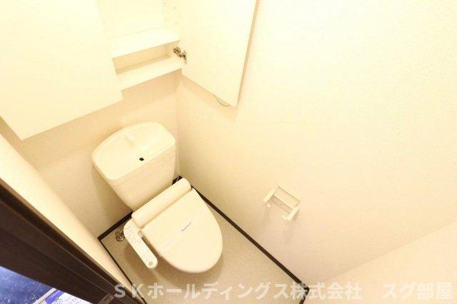 トイレ　快適な温水洗浄便座付きトイレになります。